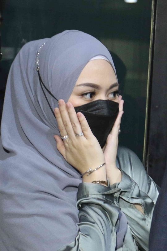 Kesedihan Nathalie Jalani Sidang Perdana Perceraian dengan Sule