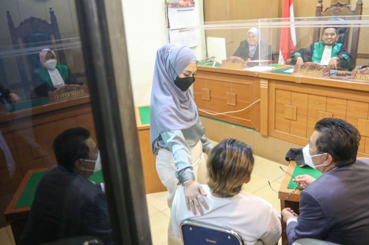 Kesedihan Nathalie Jalani Sidang Perdana Perceraian dengan Sule