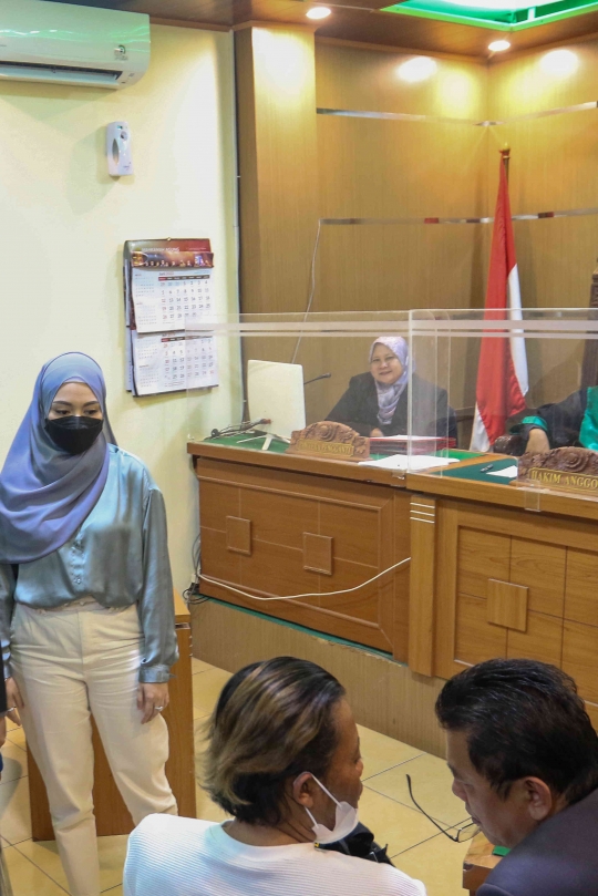 Kesedihan Nathalie Jalani Sidang Perdana Perceraian dengan Sule