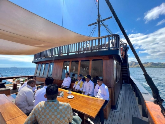 Momen Presiden Jokowi Naik Kapal Pinisi ke Taman Nasional Komodo