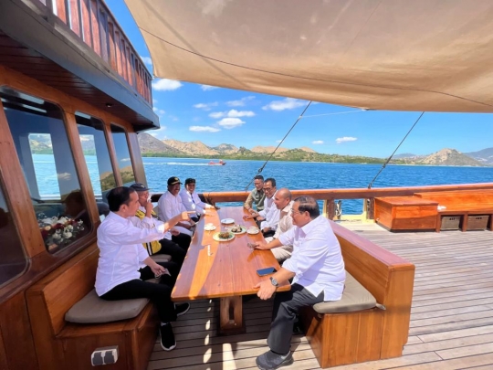 Momen Presiden Jokowi Naik Kapal Pinisi ke Taman Nasional Komodo