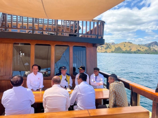 Momen Presiden Jokowi Naik Kapal Pinisi ke Taman Nasional Komodo