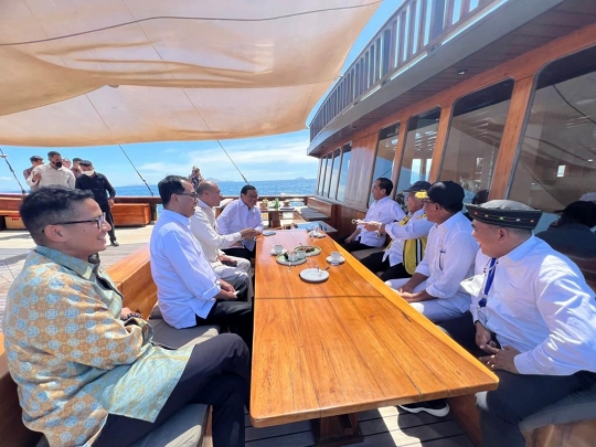 Momen Presiden Jokowi Naik Kapal Pinisi ke Taman Nasional Komodo