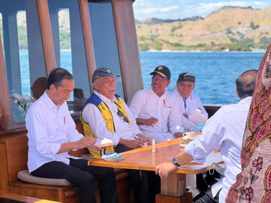 Momen Presiden Jokowi Naik Kapal Pinisi ke Taman Nasional Komodo