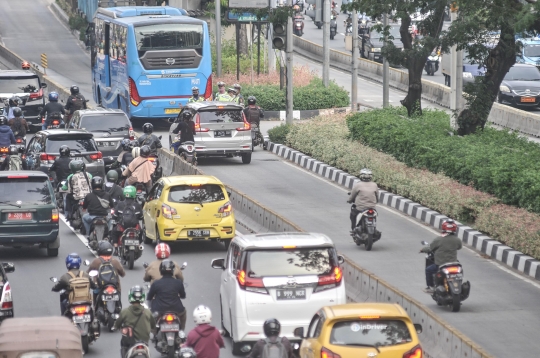 Razia Kendaraan Penerobos Jalur Transjakarta, Pemotor Nekat Putar Arah
