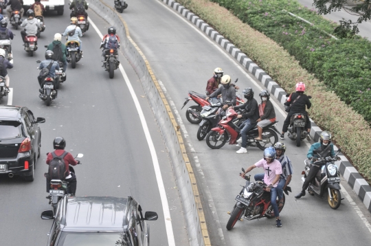 Razia Kendaraan Penerobos Jalur Transjakarta, Pemotor Nekat Putar Arah