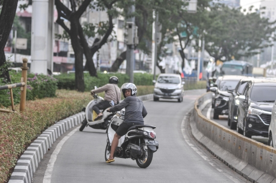 Razia Kendaraan Penerobos Jalur Transjakarta, Pemotor Nekat Putar Arah