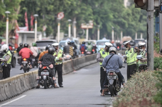 Razia Kendaraan Penerobos Jalur Transjakarta, Pemotor Nekat Putar Arah