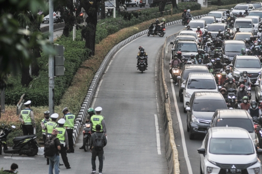 Razia Kendaraan Penerobos Jalur Transjakarta, Pemotor Nekat Putar Arah