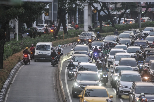 Razia Kendaraan Penerobos Jalur Transjakarta, Pemotor Nekat Putar Arah