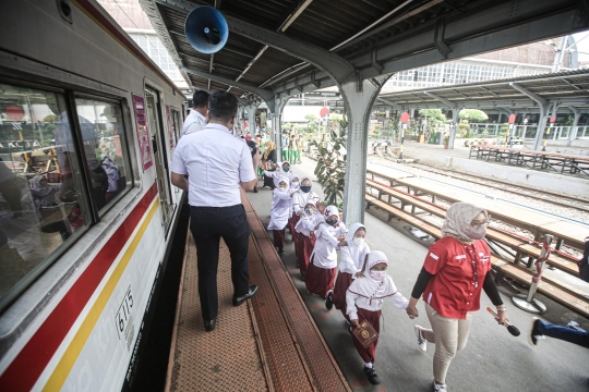 Antusiasme Murid SD Naik Kereta di Hari Anak Nasional