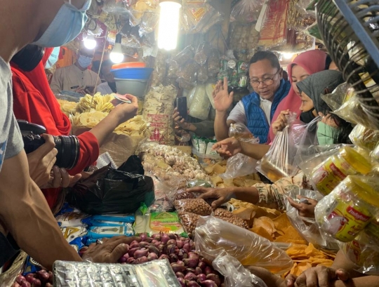 Tinjau Pasar Cibinong, Mendag Zulhas Traktir Emak-Emak Minyak Goreng dan Cabai