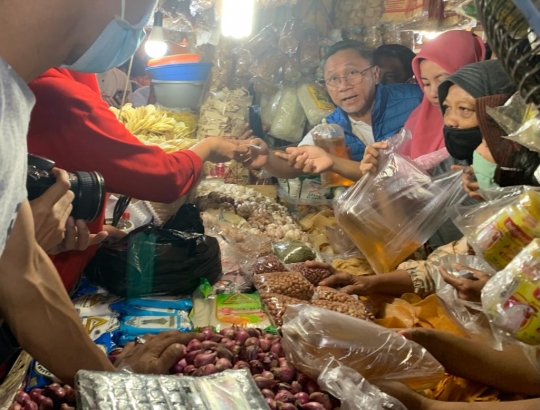 Tinjau Pasar Cibinong, Mendag Zulhas Traktir Emak-Emak Minyak Goreng dan Cabai