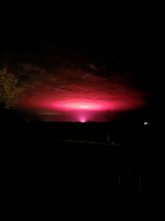 Penampakan Cahaya Pink Misterius Gegerkan Warga Australia