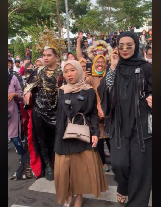 Kerap Tampil Terbuka, Ini Potret Terbaru Kiky Saputri Pakai Hijab yang Bikin Pangling