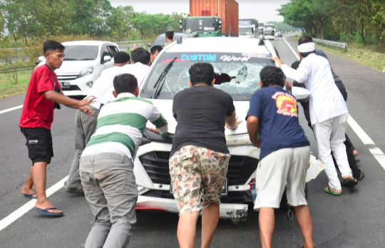 Aksi Heroik Anggota DPR Selamatkan Korban Kecelakaan di Tol Cipali