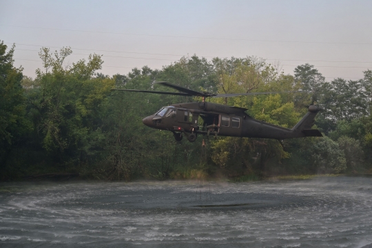 Kesibukan Helikopter Militer Slovenia Perangi Kebakaran Hutan