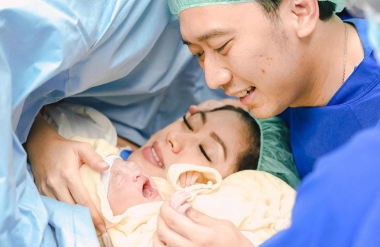 Istri Ibas Anak SBY Melahirkan, ini Potret Sang Bayi Menggemaskan Banget