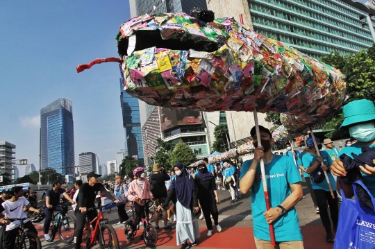 Ular Sampah Plastik Ajak Warga Peduli Lingkungan Saat CFD