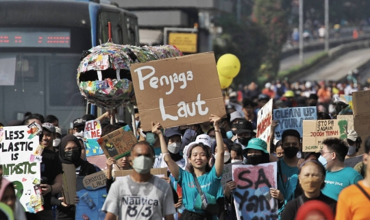 Ular Sampah Plastik Ajak Warga Peduli Lingkungan Saat CFD