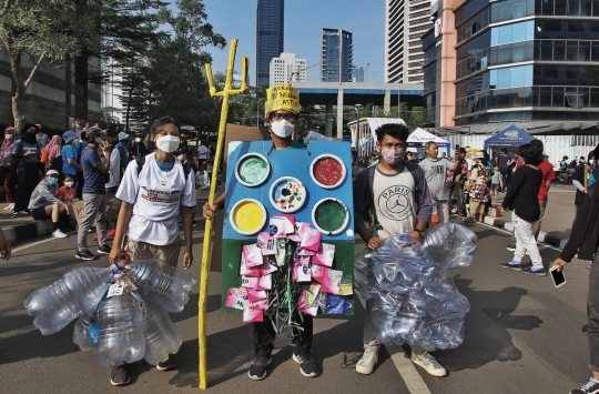 Ular Sampah Plastik Ajak Warga Peduli Lingkungan Saat CFD