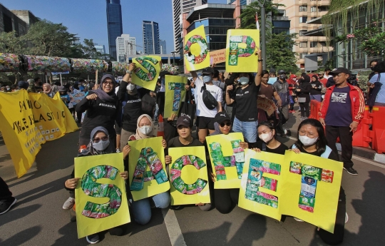 Ular Sampah Plastik Ajak Warga Peduli Lingkungan Saat CFD