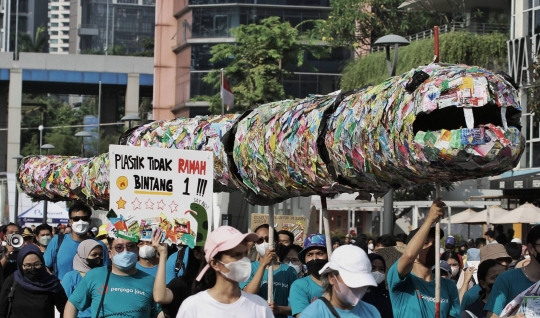 Ular Sampah Plastik Ajak Warga Peduli Lingkungan Saat CFD