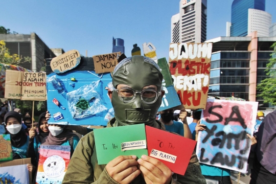 Ular Sampah Plastik Ajak Warga Peduli Lingkungan Saat CFD