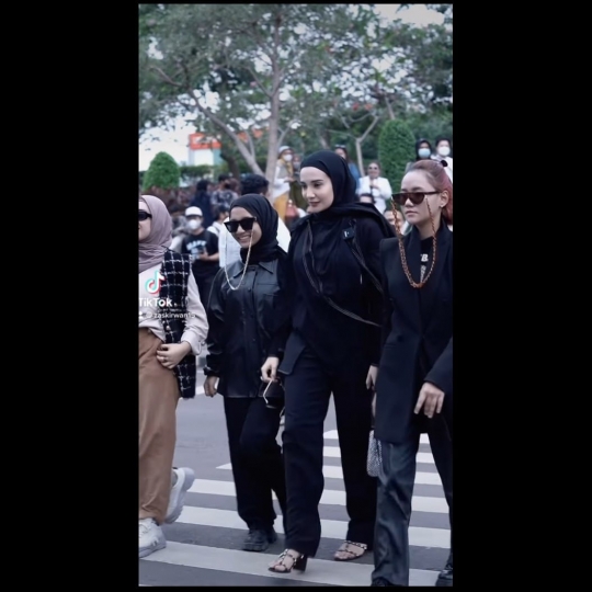 Aksi Zaskia Sungkar di 'Citayam Fashion Week', Penampilannya Mencuri Perhatian