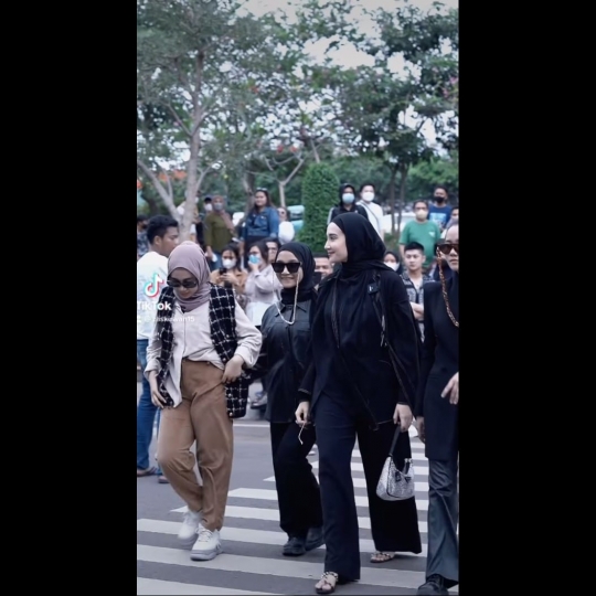 Aksi Zaskia Sungkar di 'Citayam Fashion Week', Penampilannya Mencuri Perhatian