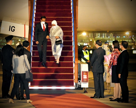 Momen Jokowi dan Iriana Mendarat di Beijing