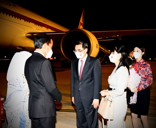 Momen Jokowi dan Iriana Mendarat di Beijing
