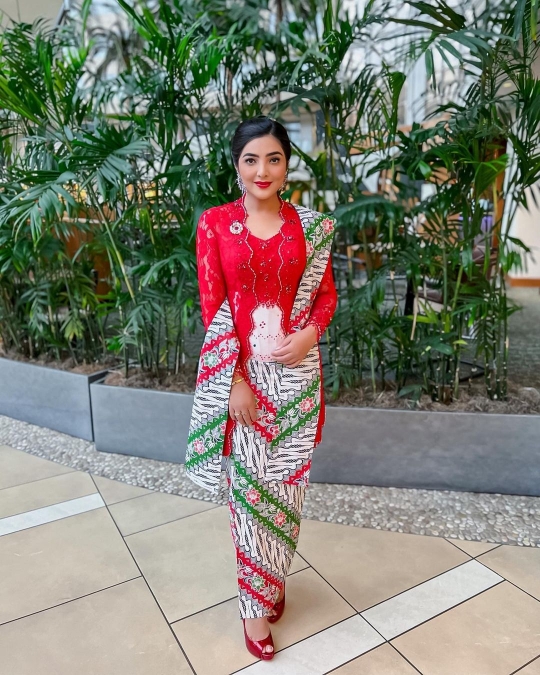 Potret Cantik Ashanty Pakai Kebaya Merah Putih di Amerika Serikat, Banjir Pujian