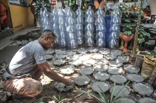 Kreasi Bank Sampah Sulap Limbah Galon Jadi Pot Bernilai Ekonomis