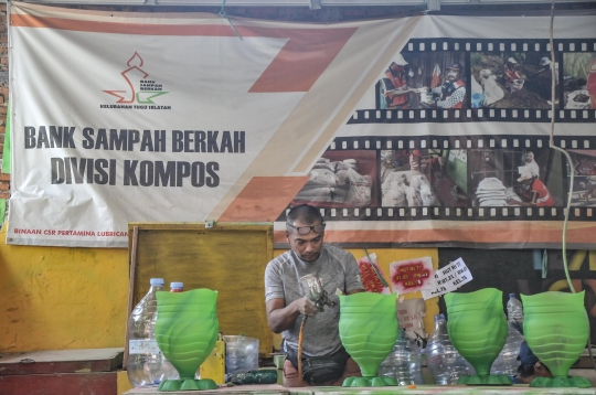 Kreasi Bank Sampah Sulap Limbah Galon Jadi Pot Bernilai Ekonomis