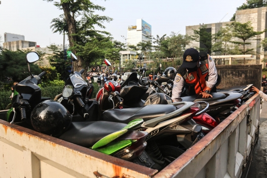 Petugas Amankan Kendaraan Parkir Sembarangan Saat Citayam Fashion Week