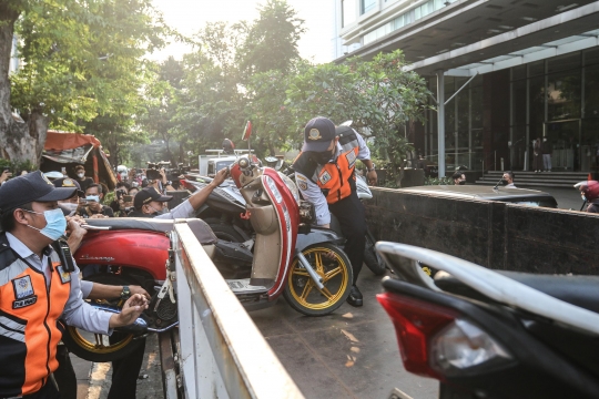 Petugas Amankan Kendaraan Parkir Sembarangan Saat Citayam Fashion Week