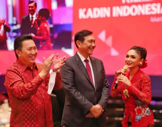 Pesona Yuni Shara Menyanyi Pakai Kebaya, Teman Duetnya Jenderal Luhut