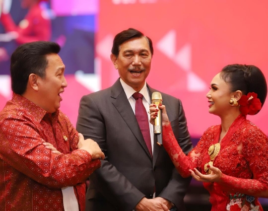 Pesona Yuni Shara Menyanyi Pakai Kebaya, Teman Duetnya Jenderal Luhut