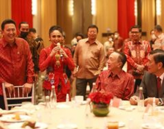 Pesona Yuni Shara Menyanyi Pakai Kebaya, Teman Duetnya Jenderal Luhut