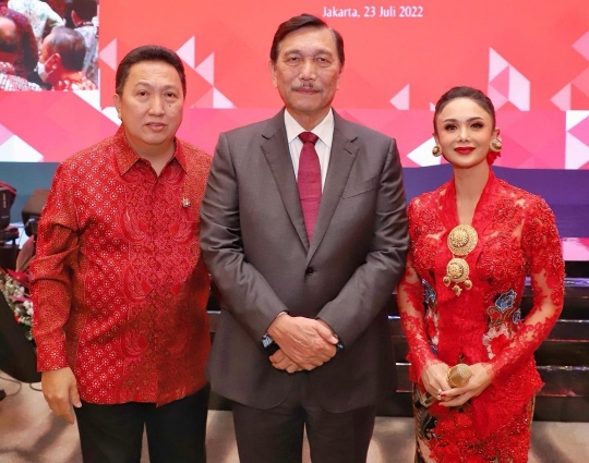 Pesona Yuni Shara Menyanyi Pakai Kebaya, Teman Duetnya Jenderal Luhut