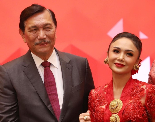 Pesona Yuni Shara Menyanyi Pakai Kebaya, Teman Duetnya Jenderal Luhut