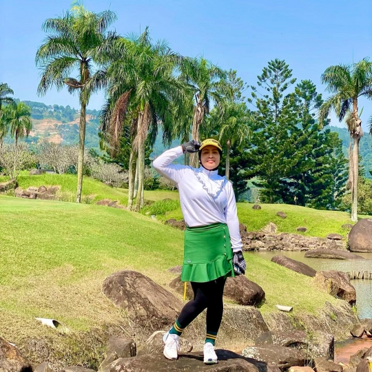 Momen Keseruan Astrid Kuya Main Golf, Penampilannya Mencuri Perhatian