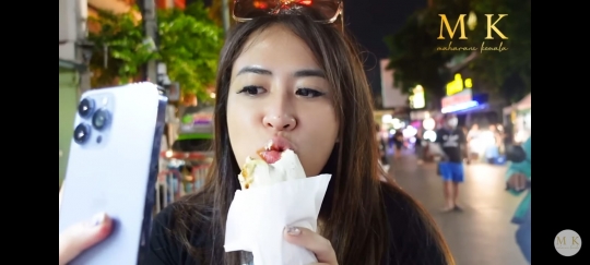 Potret Crazy Rich Bali Maharani Kemala Berburu Kuliner di Pasar Malam di Thailand