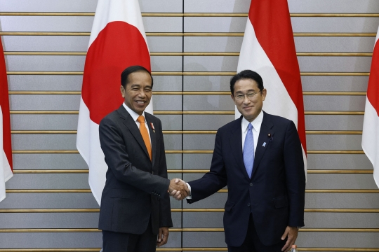 Senyum Presiden Jokowi Bertemu PM Jepang Fumio Kishida