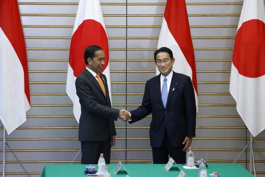 Senyum Presiden Jokowi Bertemu PM Jepang Fumio Kishida