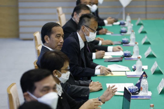 Senyum Presiden Jokowi Bertemu PM Jepang Fumio Kishida