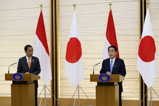 Senyum Presiden Jokowi Bertemu PM Jepang Fumio Kishida