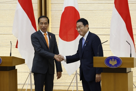 Senyum Presiden Jokowi Bertemu PM Jepang Fumio Kishida