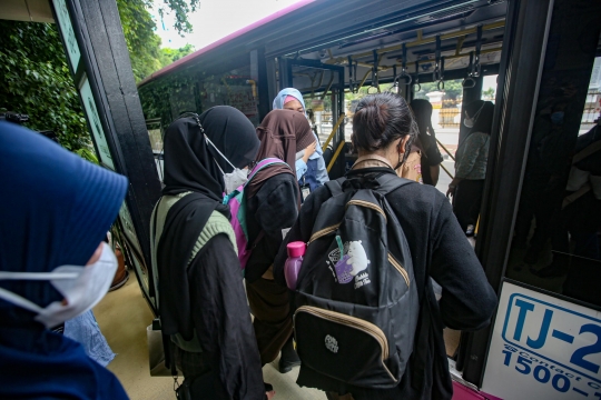 TransJakarta Kembali Operasikan Bus Pink Khusus Wanita